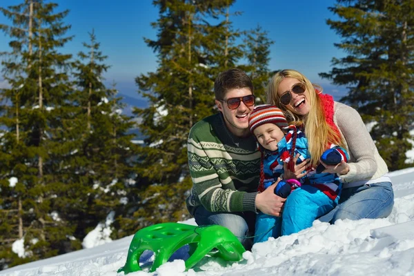 Familjen ha roligt på nysnö på vintersemester — Stockfoto