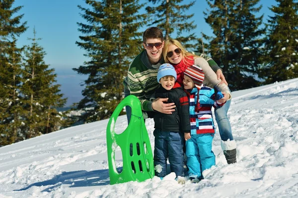 Familjen ha roligt på nysnö på vintersemester — Stockfoto