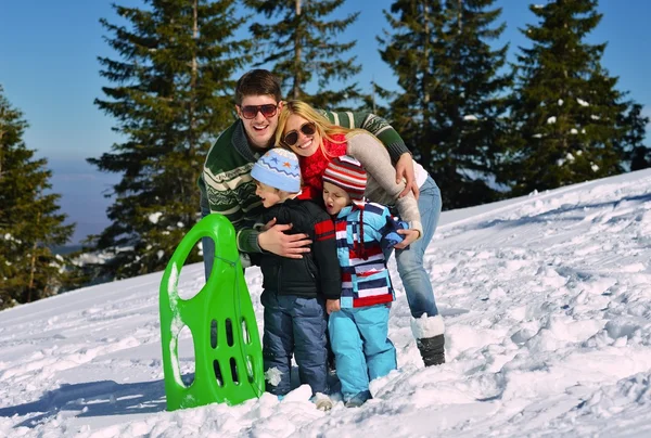 Familia divirtiéndose en nieve fresca en las vacaciones de invierno —  Fotos de Stock