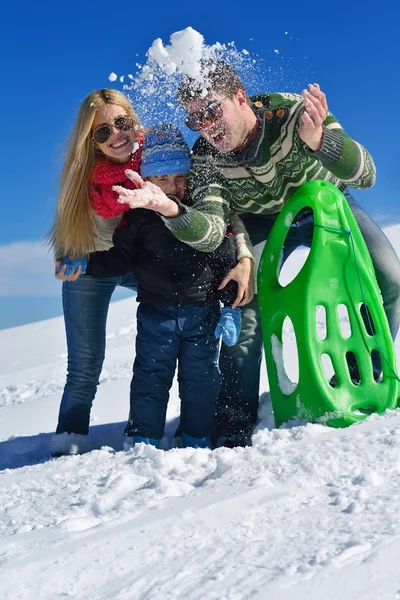 Familia divirtiéndose en nieve fresca en las vacaciones de invierno — Foto de Stock