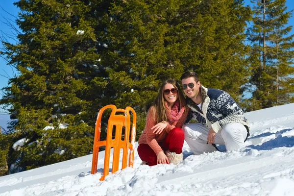 Familie im Neuschnee — Stockfoto