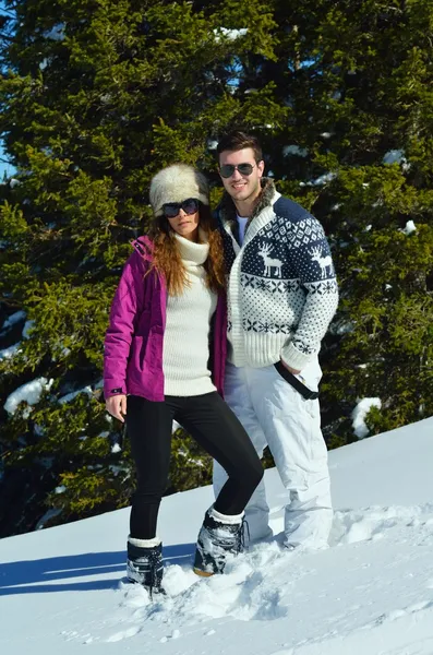 Casal jovem no inverno Snow Scene — Fotografia de Stock