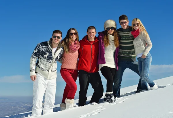 Freunde haben Spaß im Winter auf Neuschnee — Stockfoto