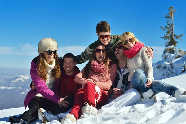 Amigos en nieve fresca —  Fotos de Stock