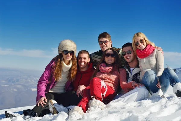 Amigos en nieve fresca —  Fotos de Stock