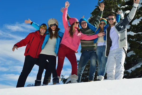 Amigos se divierten en invierno en nieve fresca —  Fotos de Stock