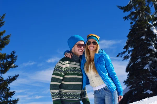 Pareja joven en escena de nieve de invierno —  Fotos de Stock