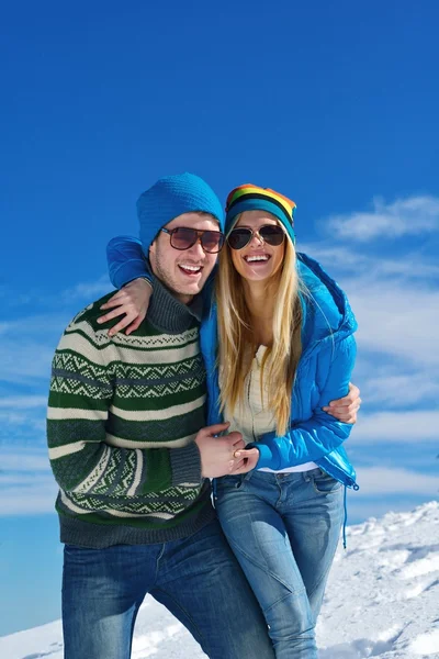 Pareja joven en escena de nieve de invierno — Foto de Stock