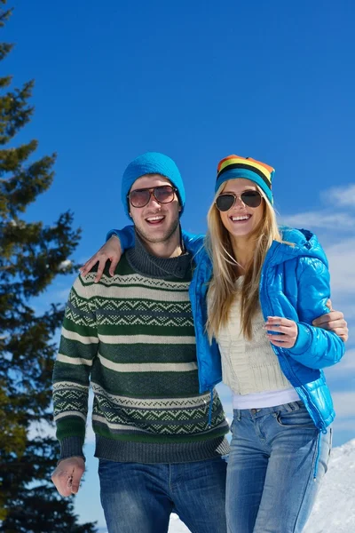 Casal jovem no inverno Snow Scene — Fotografia de Stock