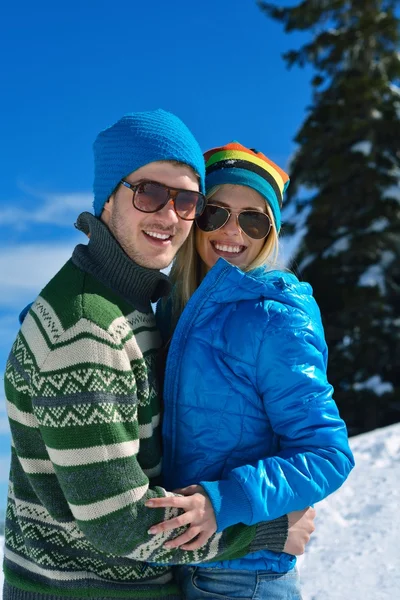 Jong paar in winter sneeuw scène — Stockfoto