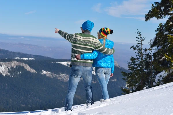 Junges Paar in winterlicher Schneeszene — Stockfoto