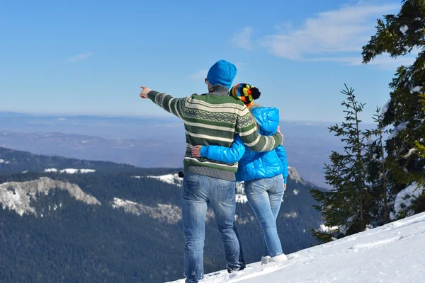 Junges Paar in winterlicher Schneeszene — Stockfoto