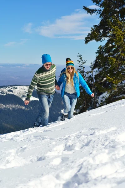 Junges Paar in winterlicher Schneeszene — Stockfoto