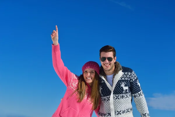 Paar in winterlicher Schneeszene — Stockfoto