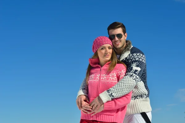 Couple in winter snow scene — Stock Photo, Image