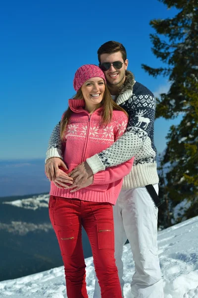 Paar in winterlicher Schneeszene — Stockfoto