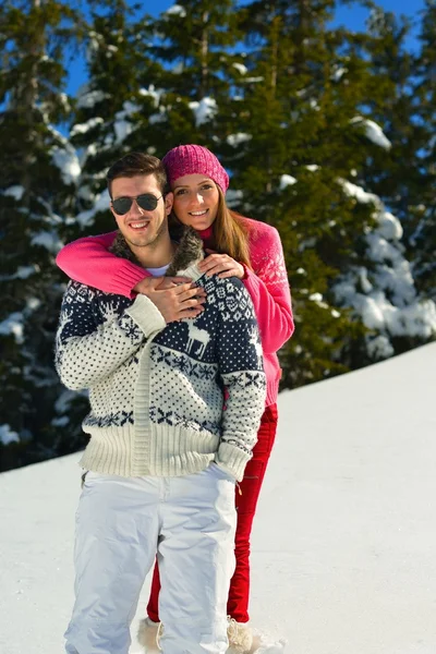 Casal no inverno neve cena — Fotografia de Stock