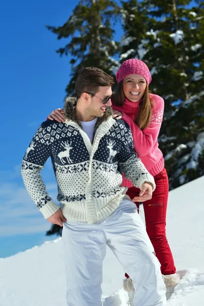 Couple in winter snow scene — Stock Photo, Image