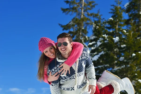 Pareja en invierno escena de nieve — Foto de Stock