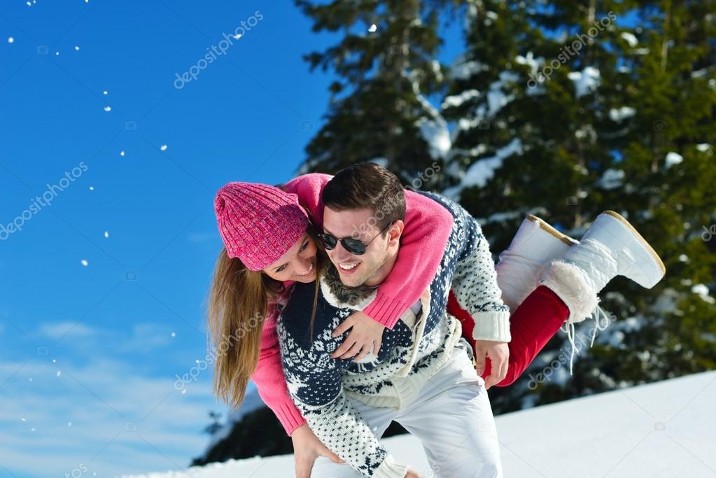 冬の雪のシーンのカップル ストック写真 C Shock