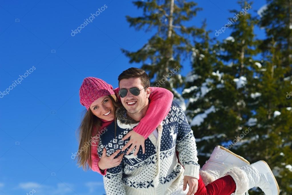 冬の雪のシーンのカップル ストック写真 C Shock