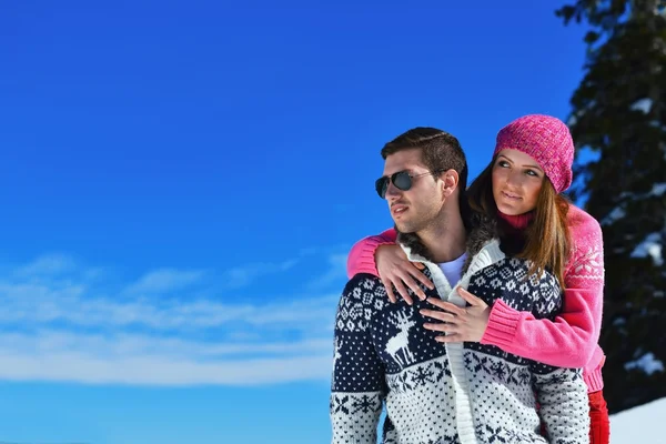 Пара в зимней снежной сцене — стоковое фото