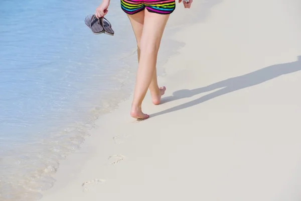 Gadis cantik berjalan di pantai — Stok Foto