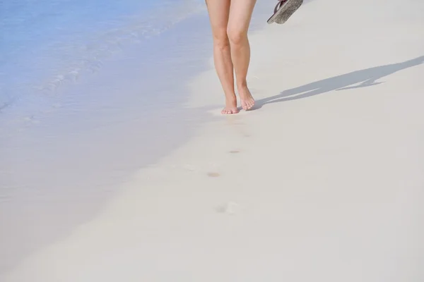 Güzel kız Sahilde yürüyüş — Stok fotoğraf