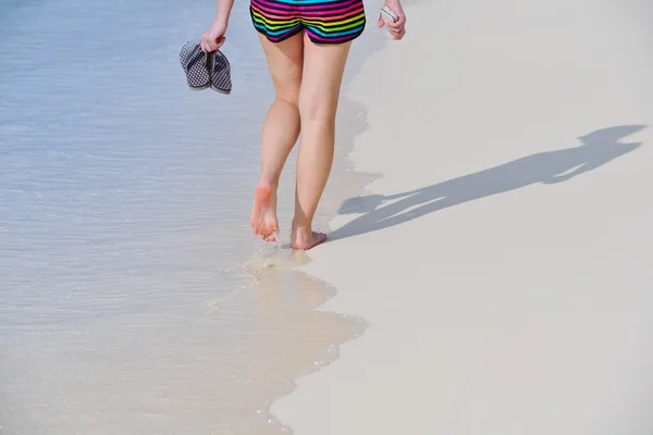 Gadis cantik berjalan di pantai — Stok Foto