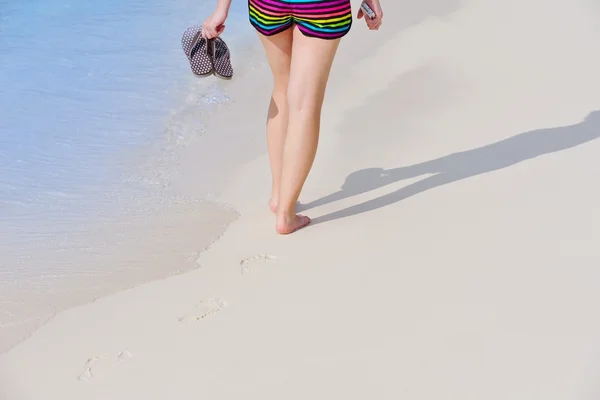 Gadis cantik berjalan di pantai — Stok Foto