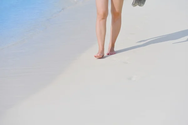 Gadis cantik kaki di pantai berjalan — Stok Foto