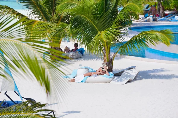 Vacker flicka på stranden ha kul — Stockfoto