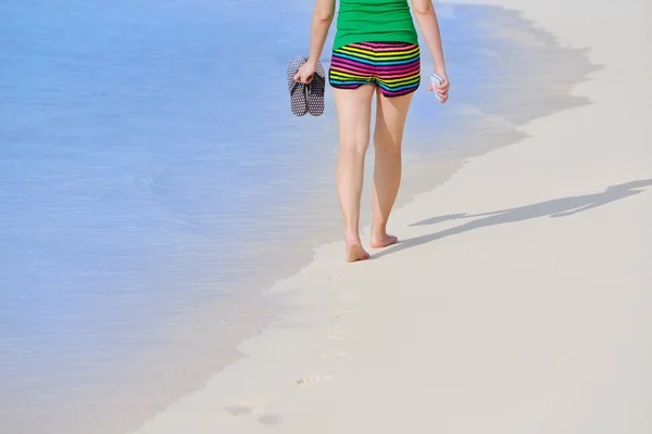Beautiful girl feet at beach walking — Stock Photo, Image