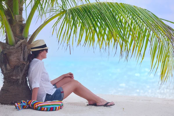Красива дівчина під пальмою на пляжі — стокове фото