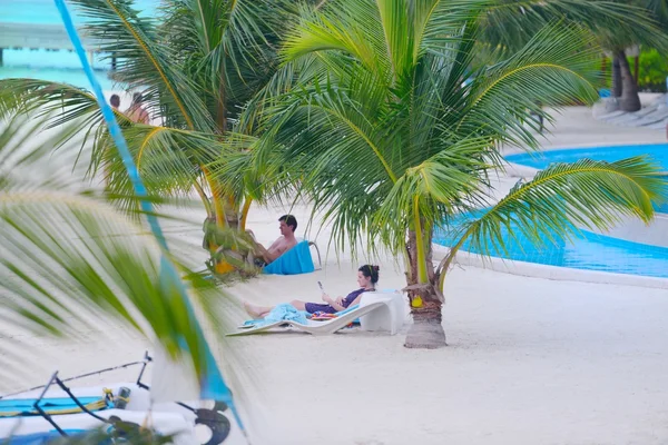 Piękne dziewczyny na plaży zabawy — Zdjęcie stockowe