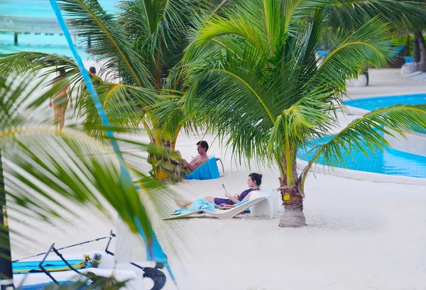 Vacker flicka på stranden ha kul — Stockfoto