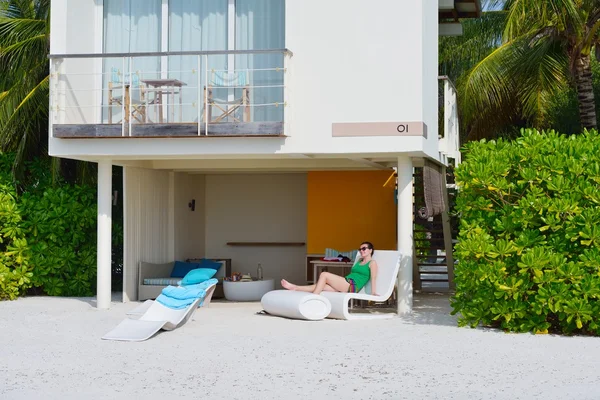 Schöne Mädchen am Strand haben Spaß — Stockfoto