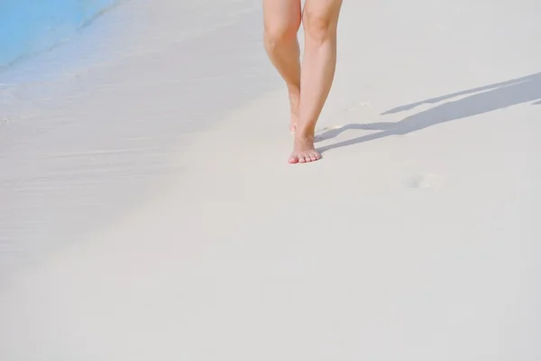 Menina bonita pés na praia andando — Fotografia de Stock