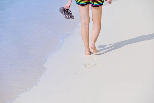 Menina bonita pés na praia andando — Fotografia de Stock