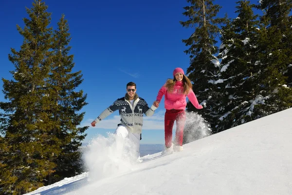 冬の雪のシーンのカップル — ストック写真