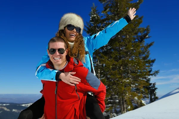 Giovane coppia in vacanza invernale — Foto Stock
