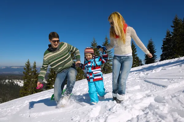 家族のことで新鮮な雪の冬の休暇 — ストック写真