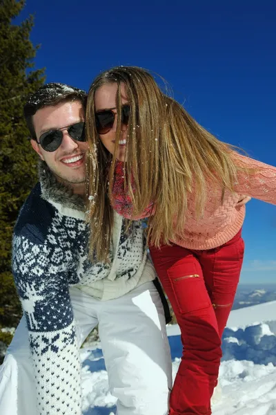 Casal no inverno neve cena — Fotografia de Stock