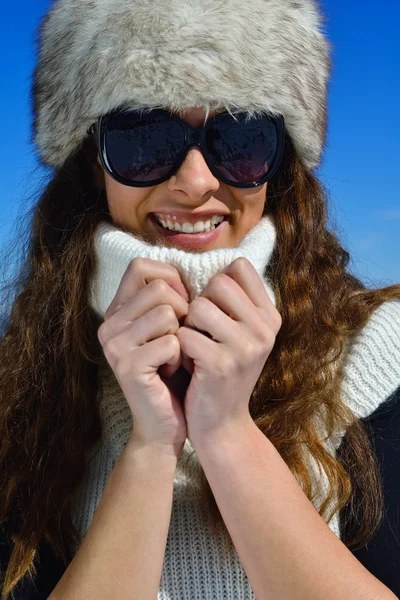 Gelukkige vrouw op winter — Stockfoto