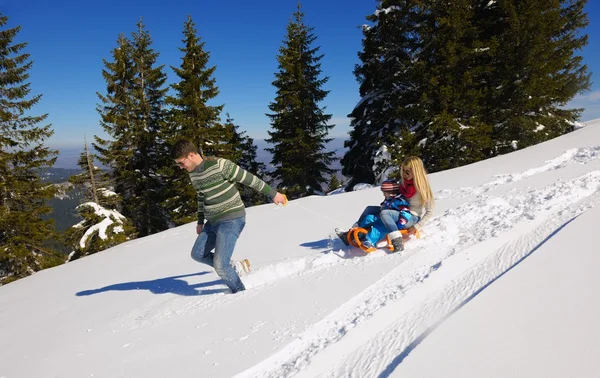 Familjen ha roligt på nysnö på vintersemester — Stockfoto