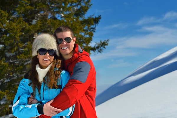 Junges Paar im Winterurlaub — Stockfoto