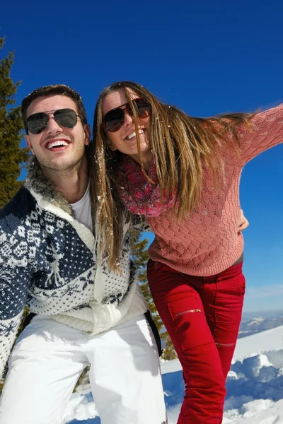 Casal no inverno neve cena — Fotografia de Stock