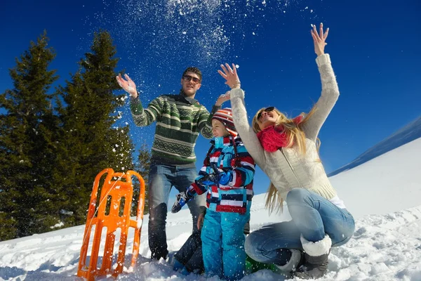 Familia divirtiéndose en nieve fresca en invierno —  Fotos de Stock
