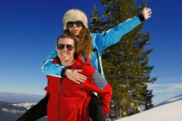 Ungt par på vintersemester — Stockfoto