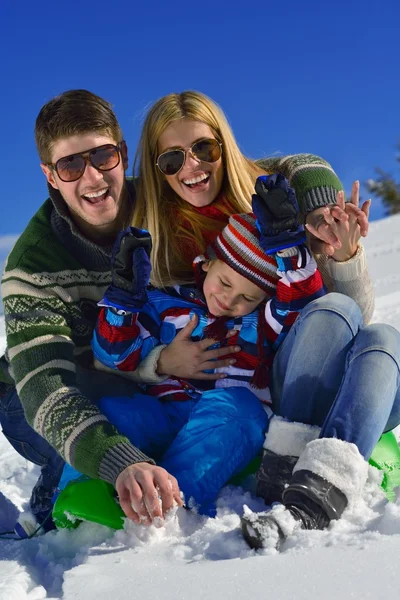 Família se divertindo na neve fresca nas férias de inverno — Fotografia de Stock